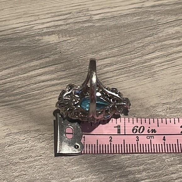 Gorgeous Silver Topaz Cocktail Ring. - Picture 6 of 6